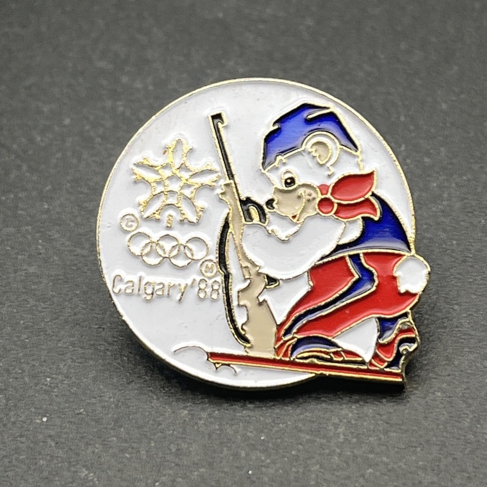 1988 Calgary Winter Olympics Howdy Bear Biathlon Event Lapel Hat Pin